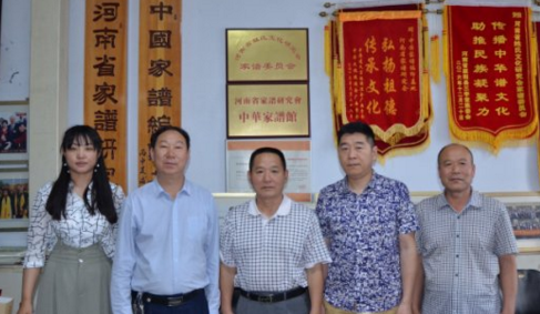苏氏族谱编委会与河南省家谱研究会签署印刷协议