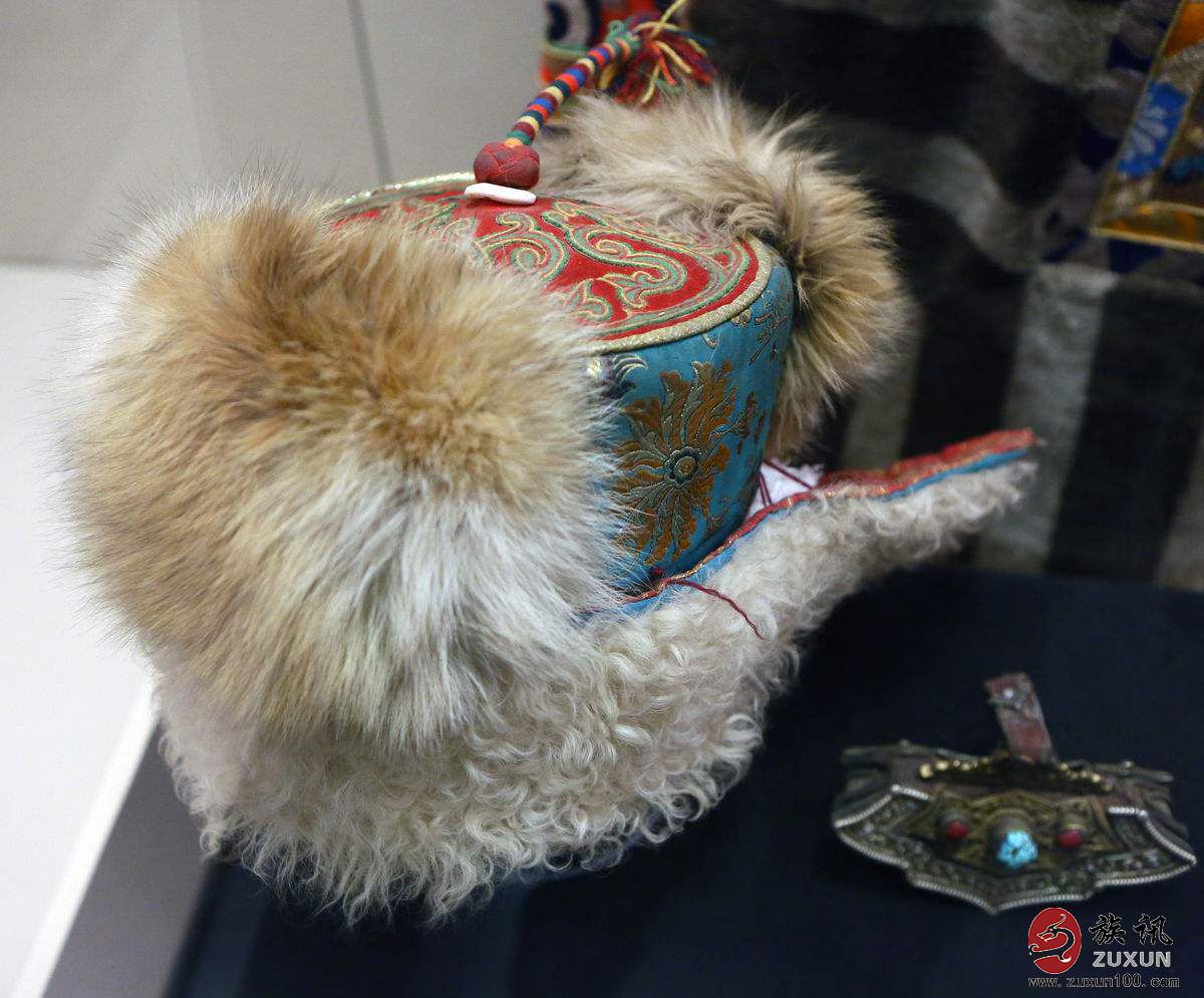 据传,古代藏胞戴狐皮帽与今日的观念截然不同.