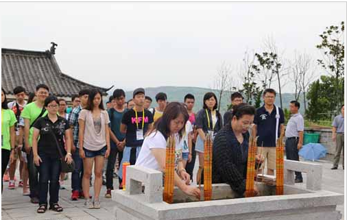 缅怀先贤 台胞学子安徽祭拜台湾首任巡抚刘铭传